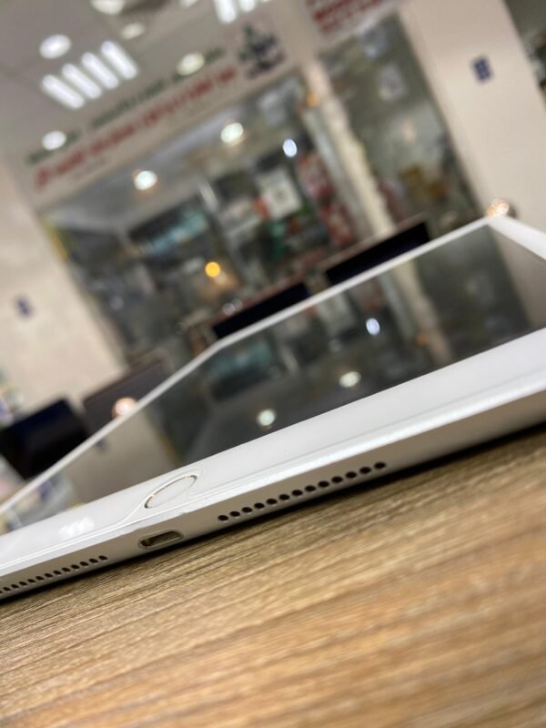 iPad (7th generation) Wi-Fi + Cellular - Image 6